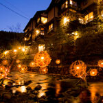 緑豊かな山々に囲まれた三十軒の旅館が集う阿蘇の温泉地「黒川温泉郷」